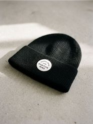Prążkowana czapka beanie z naszywką - czarny. Czarne czapki damskie Sinsay, z aplikacjami, prążkowane. Za 19.99 zł.