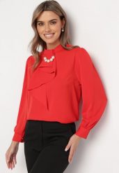 Czerwona Bluzka z Ozdobnym Krawatem i Perłami Opinua. Czerwone bluzki damskie Born2be, bez wzorów, bez kołnierzyka, bez ramiączek. Za 79.99 zł.