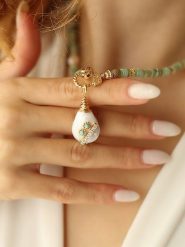 Pierres delicates Pozłacany naszyjnik z elementami ozdobnymi - dł. 45 cm rozmiar: onesize. Zielone naszyjniki damskie Pierres delicates, z cyrkonią, pozłacane. Za 86.99 zł.