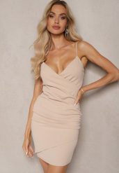 Beżowa Marszczona Sukienka Mini o Dopasowanym Kroju z Kopertowym Dekoltem Fetria. Brązowe sukienki damskie Renee, bez wzorów, eleganckie, bez ramiączek. W wyprzedaży za 111.99 zł.