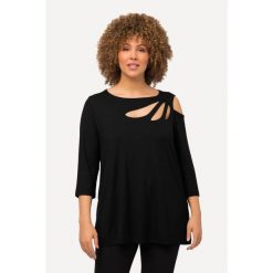 Damskie Bluzka wycięcia krój trapezowy dekolt w łódkę rękaw 3/4. Czarne koszulki sportowe damskie Ulla Popken, plus size, bez wzorów, z elastanu, bez ramiączek. Za 199.99 zł.