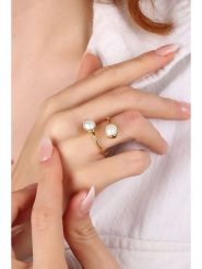 Pierres delicates Pozłacany pierścionek z perłami rozmiar: onesize. Żółte pierścionki damskie Pierres delicates, z perłą, pozłacane. Za 74.46 zł.