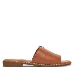 Klapki Lasocki. Brązowe klapki damskie Lasocki, bez wzorów, bez obcasa, bez zapięcia. Za 139.99 zł.