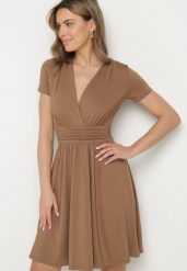 Brązowa Rozkloszowana Sukienka z Wiskozą o Kopertowym Kroju z Marszczeniem Adivas. Brązowe sukienki damskie Born2be, bez wzorów, z wiskozy, eleganckie, bez ramiączek. Za 169.99 zł.