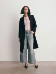 Dwurzędowy płaszcz oversize - czarny. Czarne płaszcze damskie Reserved, l, bez wzorów, z tkaniny, bez kaptura. W wyprzedaży za 89.99 zł.