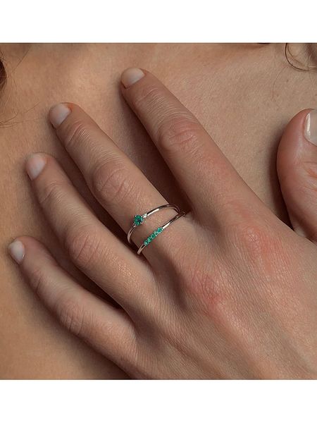 Les Petites Précieuses Srebrny pierścionek ze szmaragdami rozmiar: 56. Szare pierścionki damskie Les Petites Précieuses, z szmaragdem, srebrne. Za 124.95 zł.