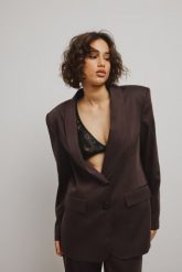 Klasyczna marynarka w kolorze DARK BROWN - MOSELLE-S. Brązowe marynarki i żakiety damskie Marsala, s, bez wzorów, z jeansu, eleganckie. Za 699.90 zł.