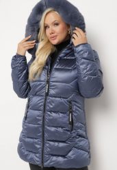 Granatowa Kurtka z Pikowanymi Przeszyciami i Odpinanym Futerkiem przy Kapturze Vensie. Niebieskie kurtki damskie Born2be, plus size, bez wzorów, z futra, bez kaptura. Za 249.99 zł.