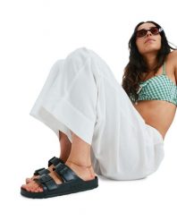 Klapki damskie KATTIE. Czarne klapki damskie Roxy, bez wzorów, z materiału, bez obcasa, bez zapięcia. Za 149.99 zł.