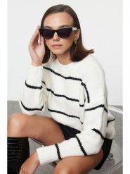 Trendyol Sweter w kolorze biało-czarnym rozmiar: M. Białe swetry klasyczne damskie Trendyol, m, bez kołnierzyka. Za 73.99 zł.