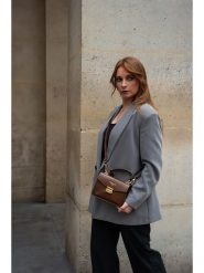 Victor & Hugo Paris Skórzana torebka "Leah" w kolorze brązowym - 18,5 x 12,5 x 6 cm rozmiar: onesize. Brązowe torebki klasyczne damskie Victor & Hugo Paris, z materiału, przez ramię, bez dodatków. Za 239.99 zł.