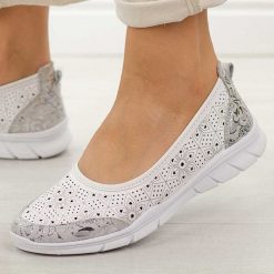 Białe ażurowe skórzane baleriny damskie S.Barski 5973. Białe balerinki damskie S.BARSKI, w ażurowe wzory, z jeansu. Za 179.00 zł.