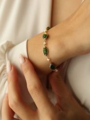 Pierres delicates Pozłacana bransoletka z kryształami rozmiar: onesize. Białe bransoletki damskie Pierres delicates, pozłacane. Za 52.99 zł.