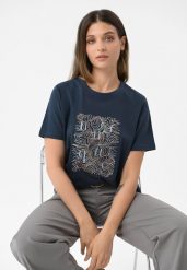 Koszulka z wzorem, Comfort Fit, T-UNIQ. Brązowe koszulki damskie Volcano, m, bez wzorów, z bawełny, bez kołnierzyka, bez ramiączek. Za 69.99 zł.