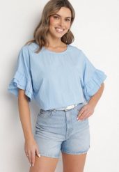 Jasnoniebieska Bluzka z Wiskozą Typu Nietoperz z Falbankami Davienna. Niebieskie bluzki damskie Born2be, uniwersalny, bez wzorów, z jeansu, eleganckie, bez kołnierzyka, bez ramiączek. Za 64.99 zł.