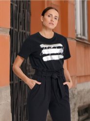 Koszulka z nadrukiem - czarny. Czarne koszulki damskie Sinsay, l, bez wzorów, z bawełny, bez kołnierzyka, bez ramiączek. Za 25.99 zł.