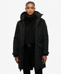 Parka ocieplana w stylu ogona ryby dla miasta. Czarne parki damskie Superdry, s, bez kaptura. Za 708.55 zł.