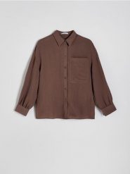 Koszula oversize z wiskozą - brązowy. Brązowe koszule damskie Reserved, l, bez wzorów, z dzianiny, bez kołnierzyka, bez ramiączek. W wyprzedaży za 49.99 zł.