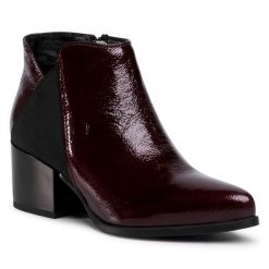 Botki Lasocki. Czerwone botki damskie Lasocki, bez obcasa, na słupku, bez zapięcia. Za 134.99 zł.