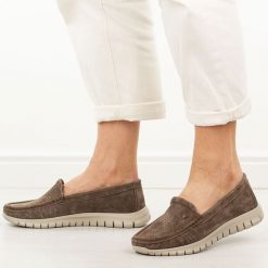 Brązowe ażurowe skórzane mokasyny damskie Vinceza 95413. Brązowe mokasyny damskie VINCEZA, na lato, z jeansu, z okrągłym noskiem, bez obcasa. Za 199.00 zł.