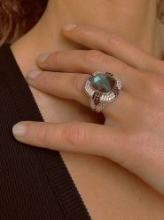 Les Petites Précieuses Pozłacany pierścionek z kamieniami szlachetnymi rozmiar: 52. Szare pierścionki damskie Les Petites Précieuses, z cyrkonią, pozłacane. Za 382.13 zł.