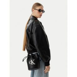 Torebka Calvin Klein. Czarne torebki klasyczne damskie Calvin Klein, bez dodatków. Za 409.99 zł.