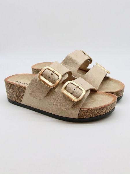 Bellucci Klapki w kolorze beżowym rozmiar: 40. Brązowe klapki damskie Bellucci, bez wzorów, z otwartym noskiem, bez obcasa, na koturnie, bez zapięcia. Za 100.75 zł.