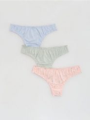 Majtki stringi 3 pack - wielobarwny. Stringi Reserved, bez wzorów, z bawełny. Za 49.99 zł.