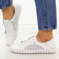 Białe ażurowe skórzane półbuty damskie Lee Cooper 4253. Białe półbuty damskie Lee Cooper, na jesień, w ażurowe wzory, z jeansu, z okrągłym noskiem, bez obcasa, na płaskiej podeszwie, bez zapięcia. Za 219.00 zł.