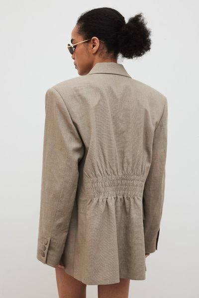 Marynarka z marszczeniem w kolorze CAPUCCINO - ROCHELLE-S/M. Białe marynarki i żakiety damskie Marsala, m, bez wzorów, z bawełny, eleganckie. Za 599.90 zł.