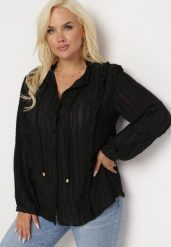 Czarna Koszula z Tkaniny Plumeti Ozdobiona Falbanką Selimina. Czarne koszule damskie Born2be, l, bez wzorów, z tkaniny, bez kołnierzyka, bez ramiączek. Za 79.99 zł.