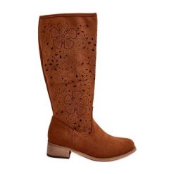 Ażurowe Kozaki Damskie Na Niskim Obcasie Eko Zamszowe Zapinane Na Zamek Camel Orchides brązowe. Brązowe kozaki damskie z zamszu, przed kolano, bez obcasa, bez zapięcia. Za 262.40 zł.