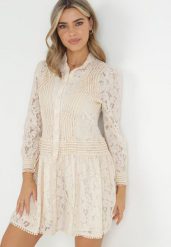Jasnobeżowa Koszulowa Sukienka z Koronką Jolley. Brązowe sukienki damskie Born2be, z aplikacjami, z koronki, bez ramiączek. Za 279.99 zł.