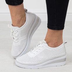 Białe SL skórzane ażurowe półbuty damskie na koturnie T.Sokolski 150. Białe półbuty damskie Sokolski, w ażurowe wzory, ze skóry, bez obcasa, na koturnie, bez zapięcia. Za 299.00 zł.