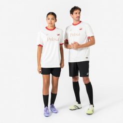 Koszulka piłkarska dla kibiców reprezentacji Polski 2026. Białe bluzki damskie KIPSTA, m, bez wzorów, z materiału, sportowe, bez kołnierzyka, bez ramiączek. Za 44.99 zł.