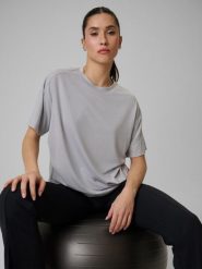 4F Koszulka treningowa loose szybkoschnąca damska - szara XL. Szare bluzki damskie 4F, xl, bez wzorów, bez kołnierzyka, bez ramiączek. Za 129.99 zł.