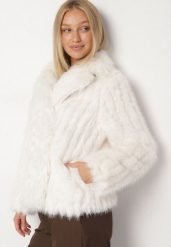 Jasnobeżowa Kurtka Futerko o Krótkim Kroju z Kołnierzem Alendrie. Brązowe kurtki damskie Born2be, l, z aplikacjami, z dzianiny, bez kaptura. Za 259.99 zł.