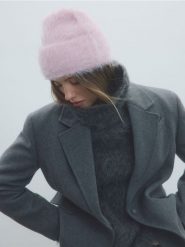 Futrzana czapka - pastelowy róż. Czerwone czapki damskie Reserved, bez wzorów, z futra. W wyprzedaży za 49.99 zł.