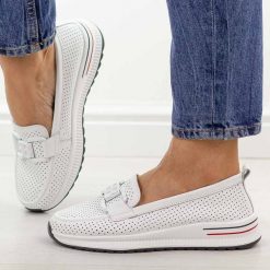 Białe ażurowane skórzane półbuty damskie T.Sokolski w26-604. Białe półbuty damskie Sokolski, na jesień, w ażurowe wzory, z jeansu, z okrągłym noskiem, bez obcasa, na płaskiej podeszwie, bez zapięcia. Za 199.00 zł.