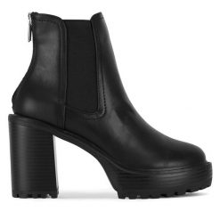 Botki Nine West. Czarne botki damskie Nine West, bez obcasa, na słupku, bez zapięcia. Za 299.99 zł.