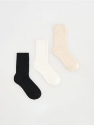 Skarpetki z wiskozą 3 pack - kremowy. Białe skarpetki damskie Reserved, bez wzorów, z wiskozy. W wyprzedaży za 25.99 zł.