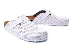 DR. BRINKMANN 600251-3 weiss, klapki profilatyczne damskie. Białe klapki damskie Dr. Brinkmann, bez wzorów, ze skóry, bez obcasa, bez zapięcia. Za 254.90 zł.