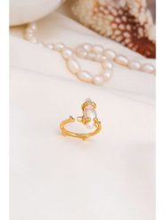 Pierres delicates Pozłacany pierścionek z masą perłową rozmiar: onesize. Białe pierścionki damskie Pierres delicates, z perłą, pozłacane. Za 44.95 zł.