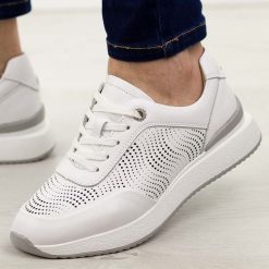 Białe ażurowe skórzane półbuty damskie S.Barski 51-551. Białe półbuty damskie S.BARSKI, na jesień, w ażurowe wzory, z jeansu, bez obcasa, na płaskiej podeszwie, bez zapięcia. Za 219.00 zł.