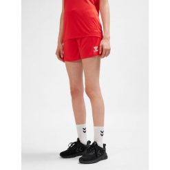 Szorty damskie Hummel Essential. Czerwone spodenki sportowe damskie Hummel, bez wzorów, do piłki nożnej. Za 123.50 zł.