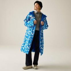 Wodoodporny szlafrok do przewijania dla dorosłych unisex. Niebieskie szlafroki damskie Regatta, bez wzorów, bez kaptura. W wyprzedaży za 329.99 zł.