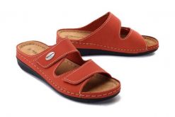 TAMARIS 27510-20 orange, klapki damskie. Brązowe klapki damskie Tamaris, bez wzorów, bez obcasa, bez zapięcia. Za 119.94 zł.