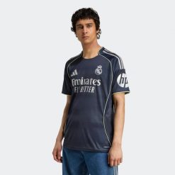 Koszulka piłkarska ADIDAS Real Madryt 25/26 wyjazdowa. Bluzki damskie Adidas, xl, bez wzorów, bez kołnierzyka, bez ramiączek. Za 459.99 zł.