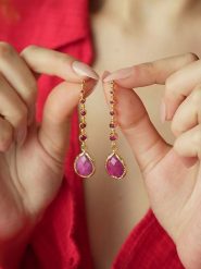 L'Atelier de Gaia Pozłacane kolczyki-wkrętki z agatami i cyrkoniami rozmiar: onesize. Różowe kolczyki damskie L'Atelier de Gaia, z agatem, pozłacane. Za 118.28 zł.