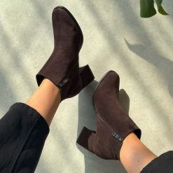 Czekoladowe zamszowe Polskie botki damskie Deoni D395. Brązowe botki damskie Deoni, na jesień, z jeansu, casualowe, z okrągłym noskiem, bez obcasa, na obcasie, bez zapięcia. Za 469.00 zł.